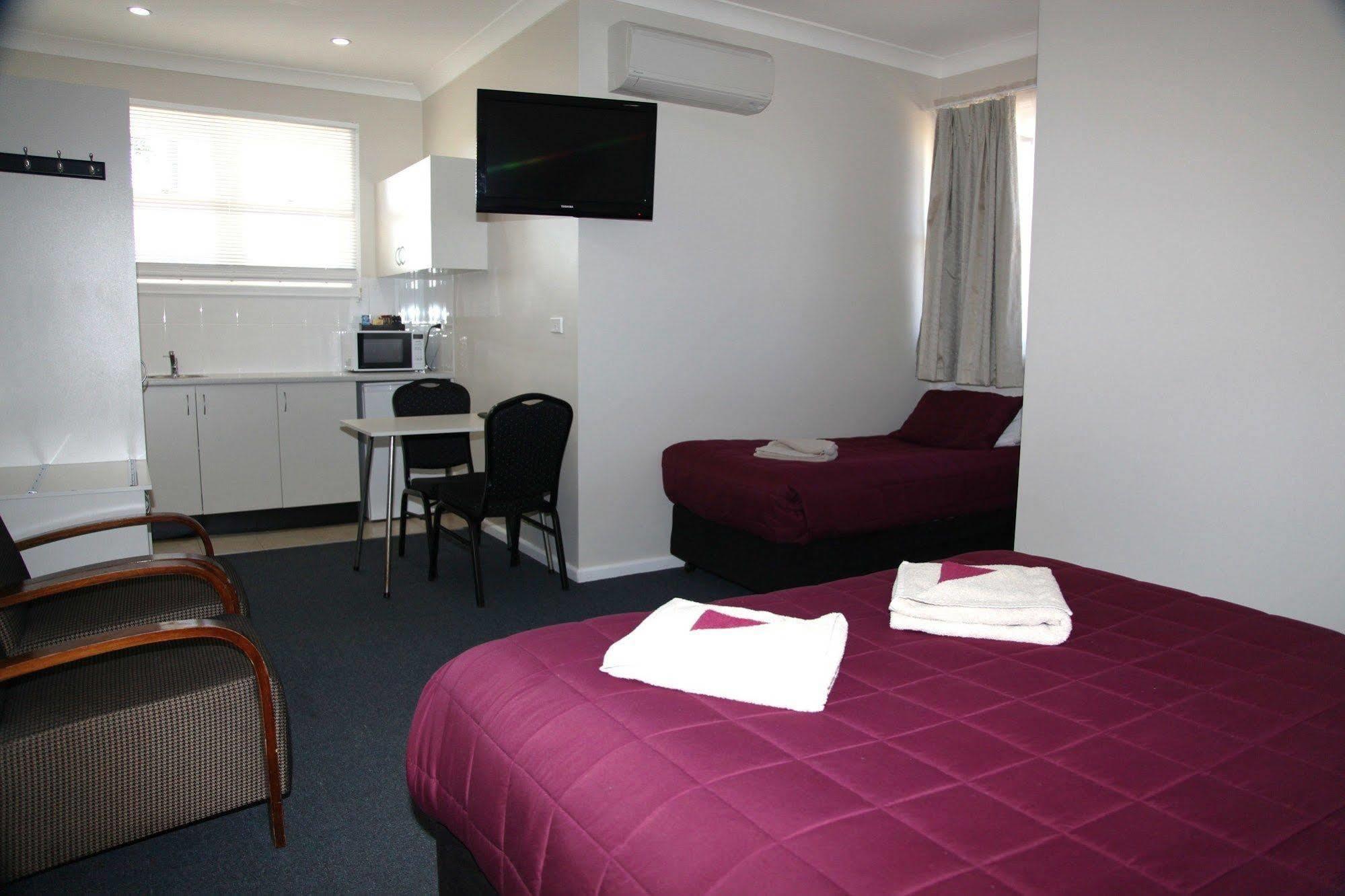 Titania Motel Oberon
