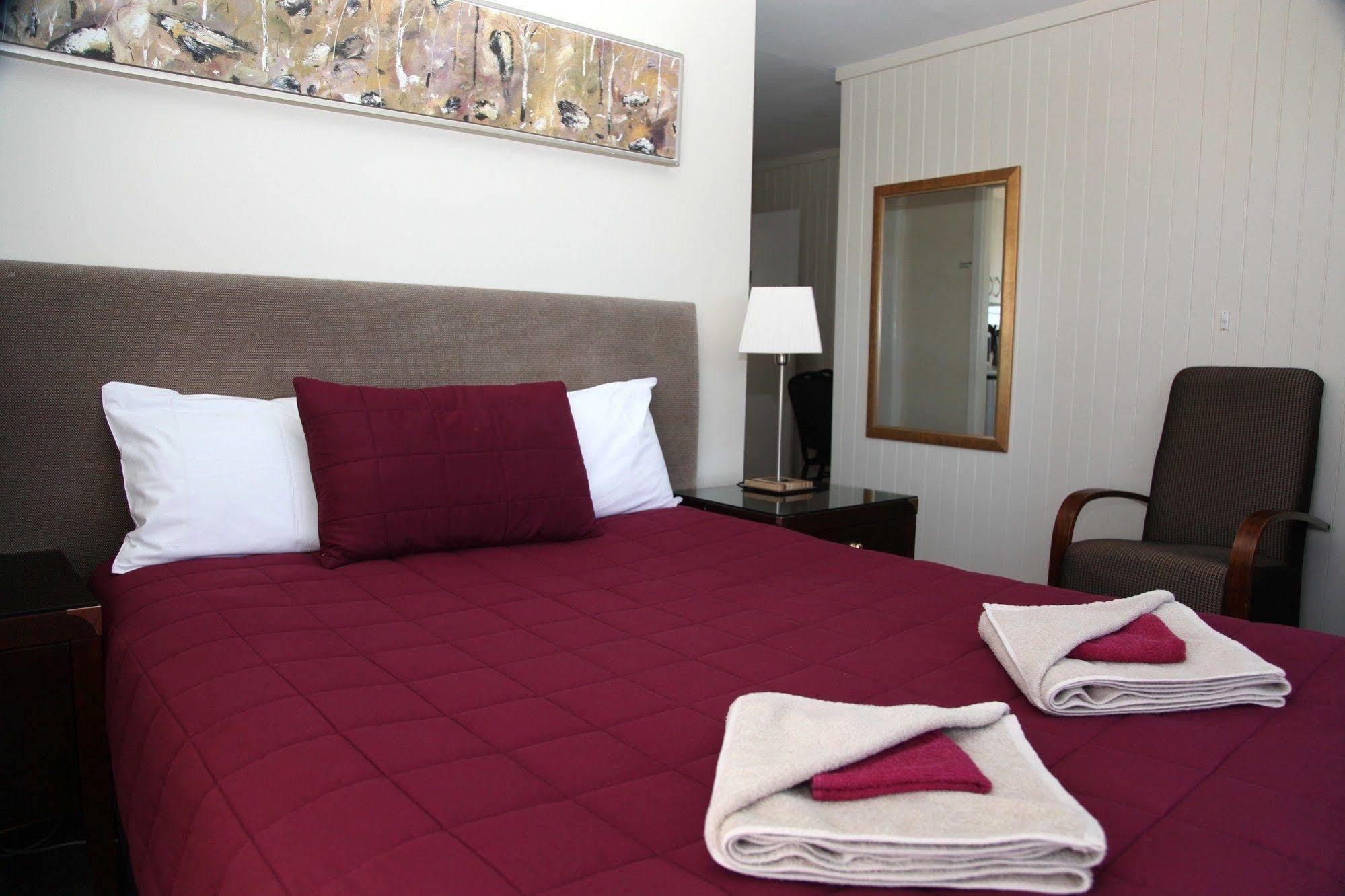 Titania Motel 3*
