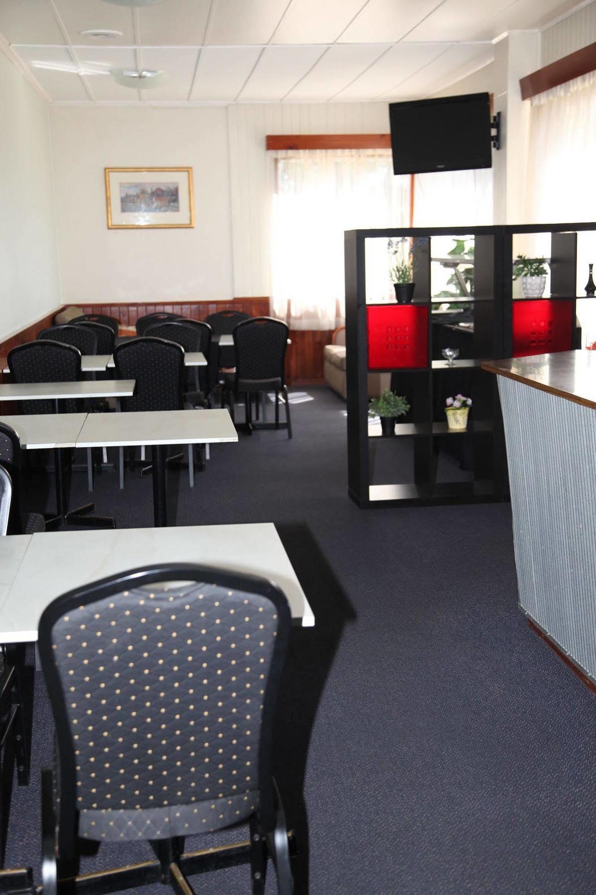 Titania Motel 3*